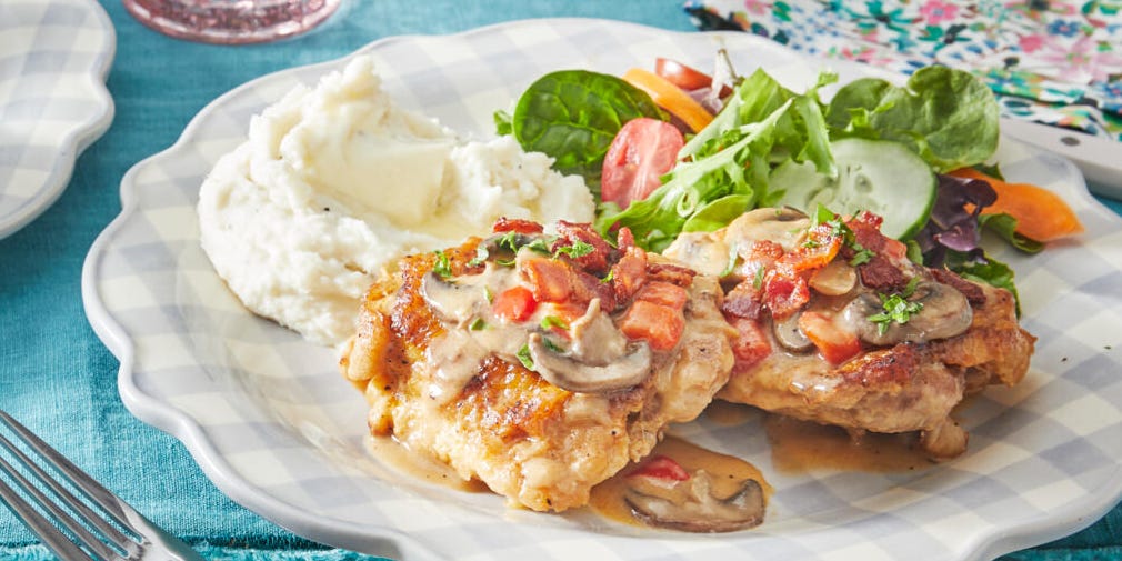 Skillet Smothered Chicken: Restaurant Quality Gravy at Home